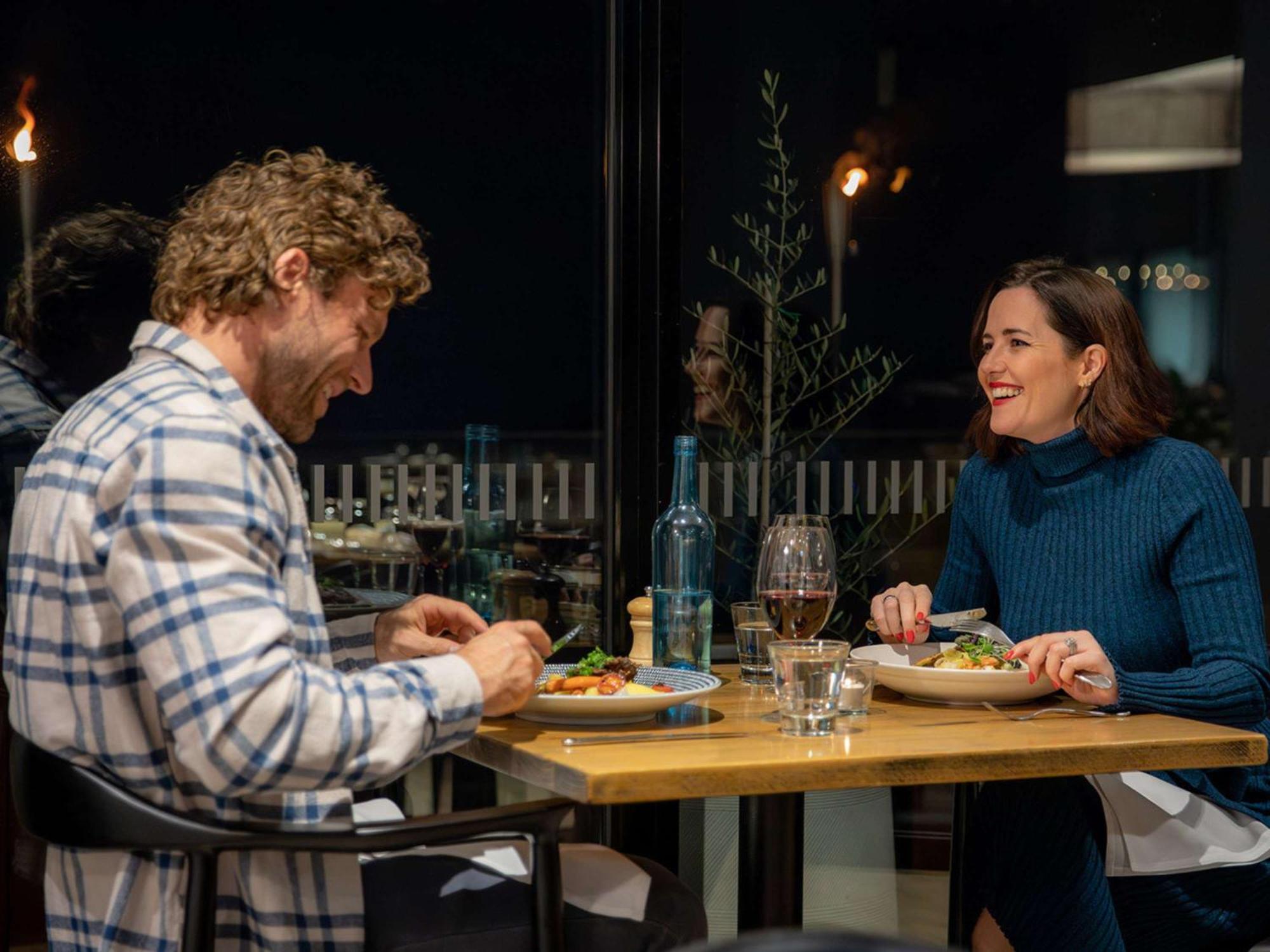 Peppers Мэрисвилл Экстерьер фото A couple dining at a restaurant