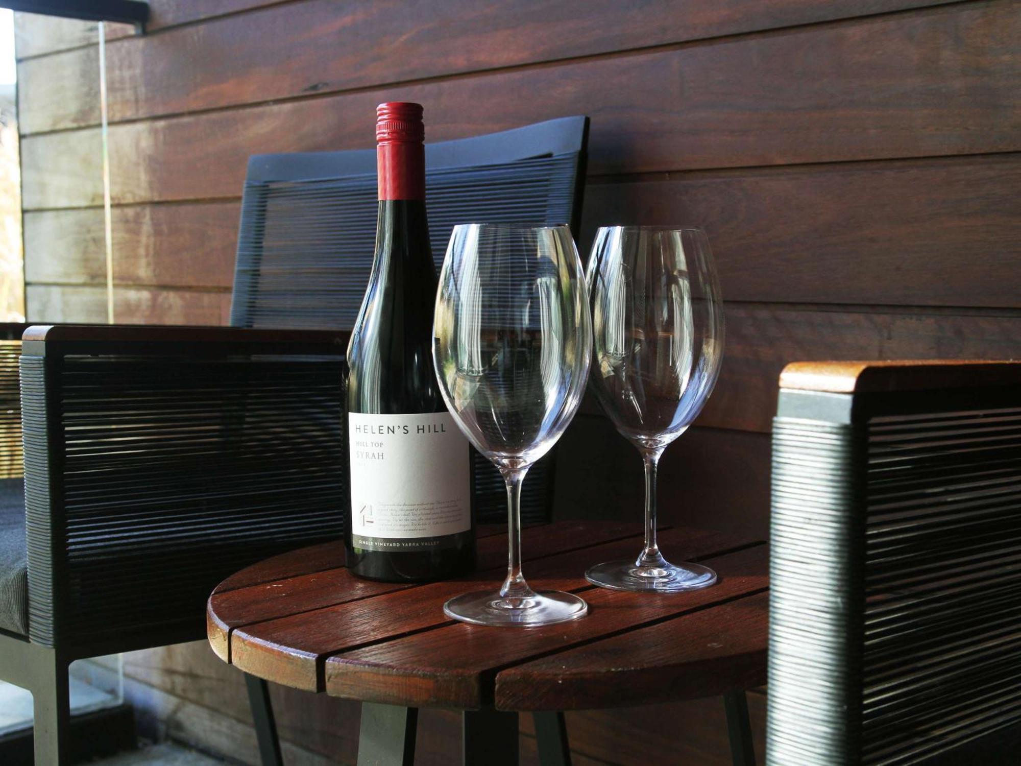 Peppers Мэрисвилл Экстерьер фото A bottle of wine and two wine glasses