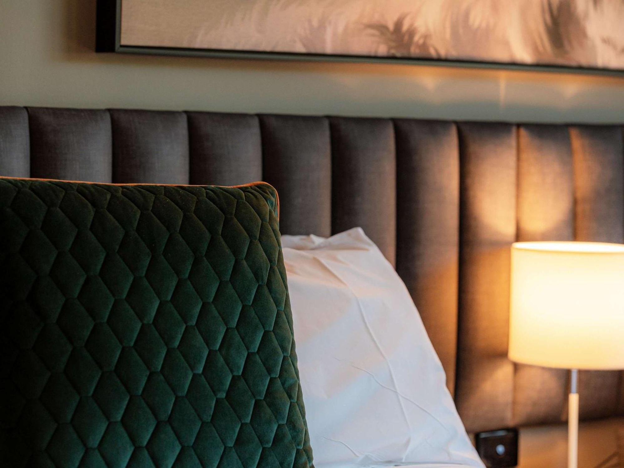 Peppers Мэрисвилл Экстерьер фото A bed with a green headboard