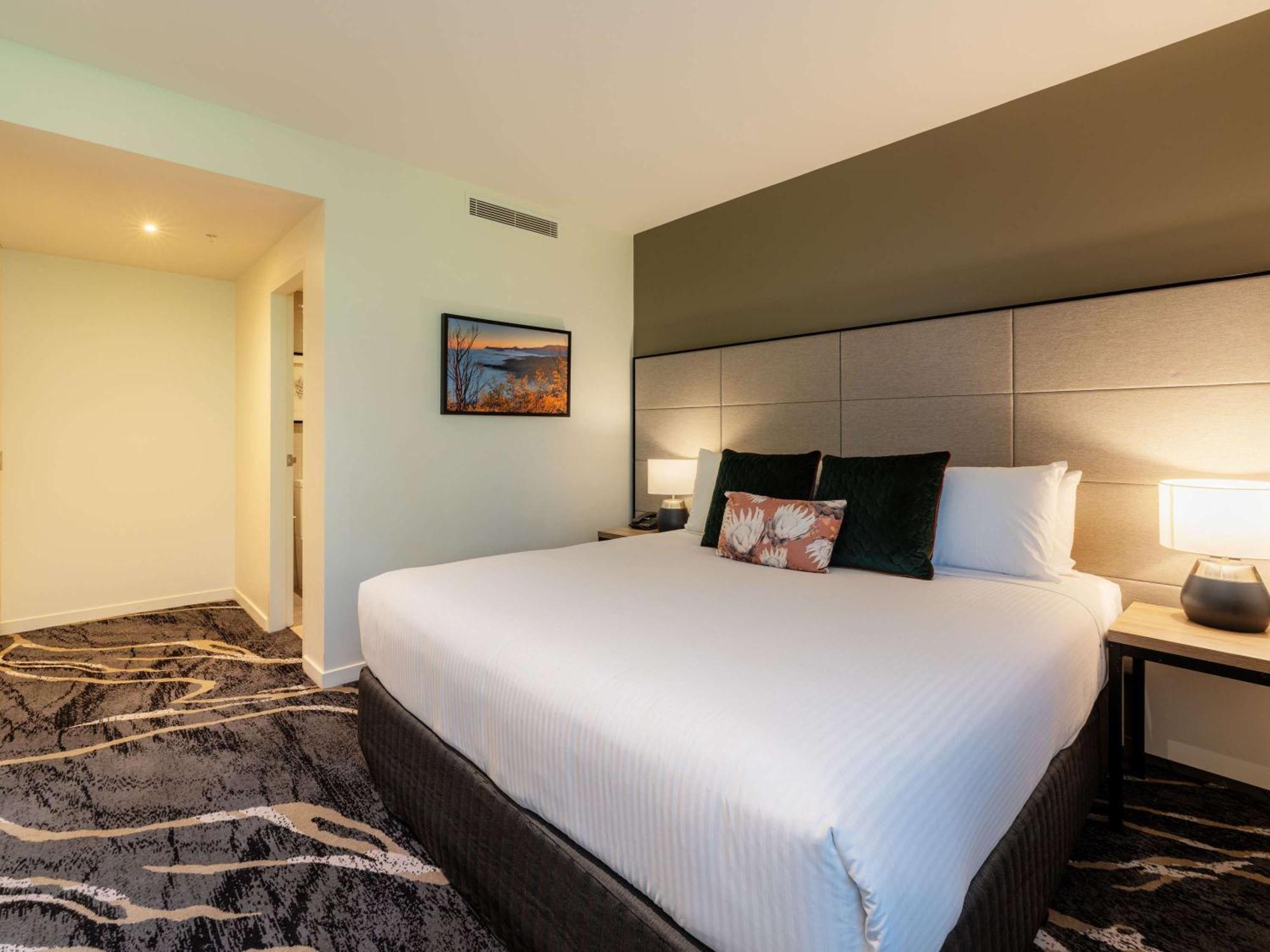 Peppers Мэрисвилл Экстерьер фото A room at the Crowne Plaza Hotel in Adelaide, Australia