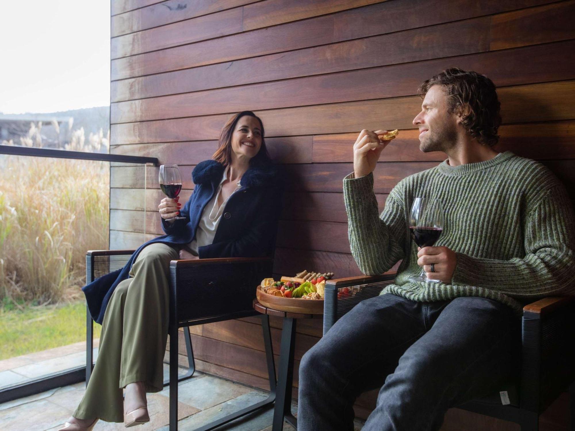 Peppers Мэрисвилл Экстерьер фото A couple enjoying a glass of wine at the 1905 Cellar